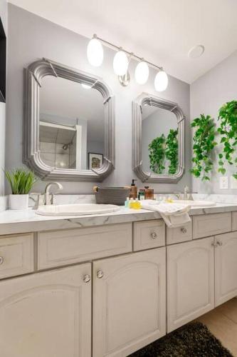 Long Lake Escape, Modern 3 Bedroom, Lower Unit of Duplex Home, Minutes to Downtown Traverse Long Lake Escape, Modern 3 Bedroom, Lower Unit of Duplex Home, Minutes to Downtown Traverse