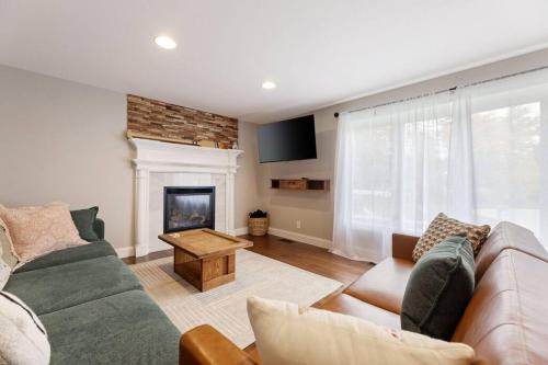 Long Lake Escape, Modern 3 Bedroom, Lower Unit of Duplex Home, Minutes to Downtown Traverse Long Lake Escape, Modern 3 Bedroom, Lower Unit of Duplex Home, Minutes to Downtown Traverse