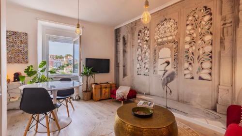 Sunny Design Apt in Praça das Flores by LovelyStay, Lisboa