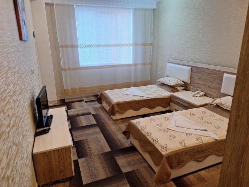 3 twin beds