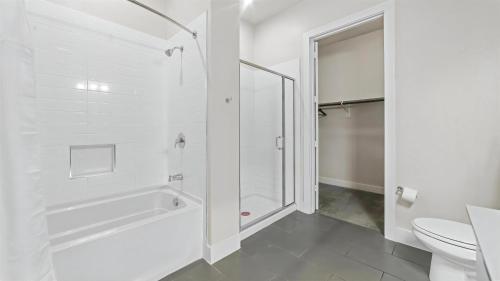 River View Oasis - 2BR Apt with Pool and Gym in San Antonio, USA