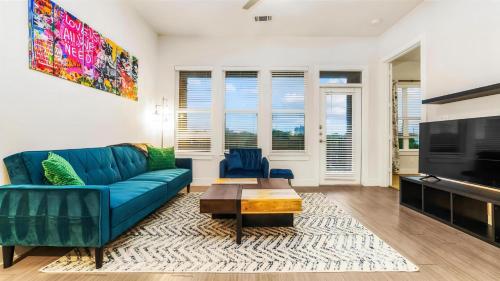 River View Oasis - 2BR Apt with Pool and Gym in San Antonio, USA
