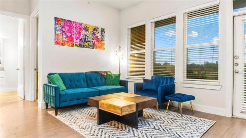 River View Oasis - 2BR Apt with Pool and Gym in San Antonio, USA
