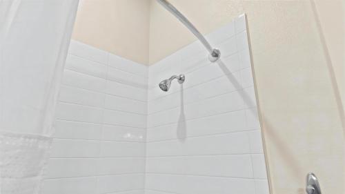 River View Oasis - 2BR Apt with Pool and Gym in San Antonio, USA
