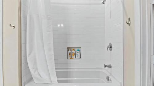 River View Oasis - 2BR Apt with Pool and Gym in San Antonio, USA