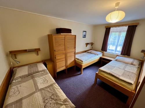 Triple Room with Shared Bathroom image 3