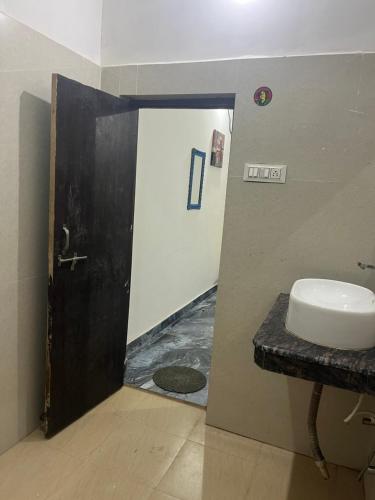 Budget Double Room image 8