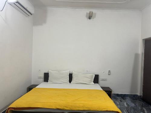 Budget Double Room image 6