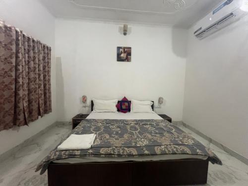 Deluxe King Room image 9
