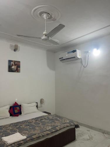 Deluxe King Room image 8
