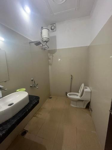 Deluxe King Room image 10