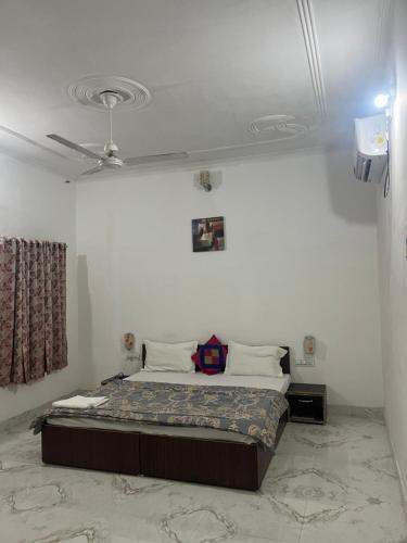 Deluxe King Room image 7