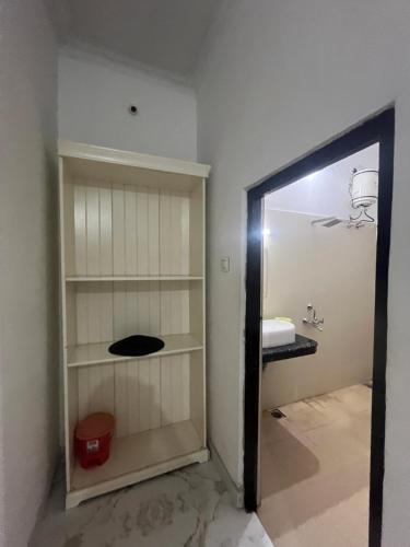 Deluxe King Room image 6