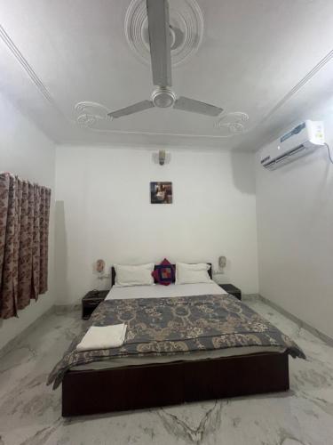 Deluxe King Room image 4