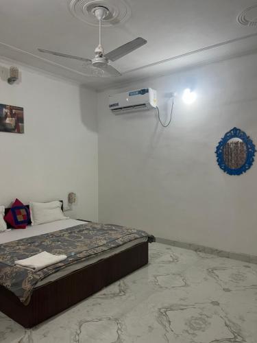 Deluxe King Room image 2