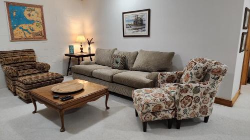 Woods Way Hideaway - minutes from Petoskey & Harbor Springs - close to beaches skiing & more! - image 6