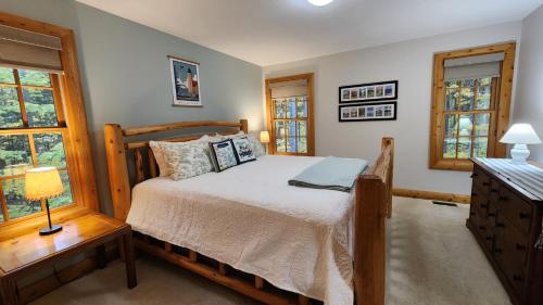 Woods Way Hideaway - minutes from Petoskey & Harbor Springs - close to beaches, skiing & more! in Petoskey, USA