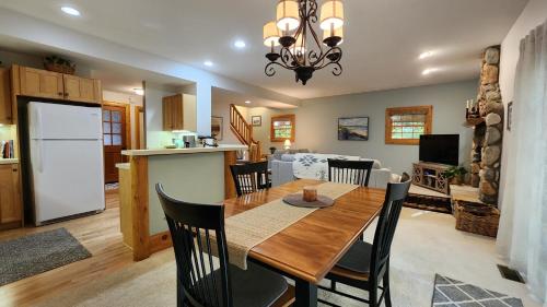 Woods Way Hideaway - minutes from Petoskey & Harbor Springs - close to beaches, skiing & more! Woods Way Hideaway - minutes from Petoskey & Harbor Springs - close to beaches, skiing & more!