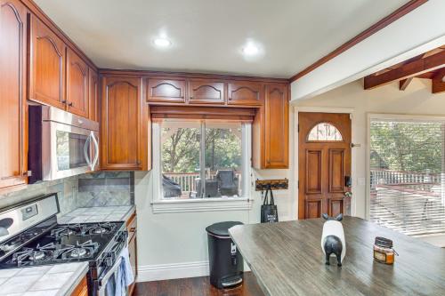 Cottage with Private Hot Tub 2 Mi to Lake Arrowhead in Crest Park, USA