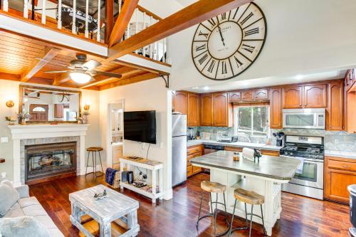 Cottage with Private Hot Tub 2 Mi to Lake Arrowhead in Crest Park, USA