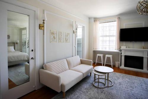Chambre de Bonne in Downtown Long Beach in Long Beach, USA
