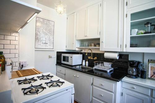 Chambre de Bonne in Downtown Long Beach in Long Beach, USA