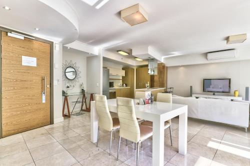 Cozy Apartment WiFi Centrally Located - Tap to explore photos