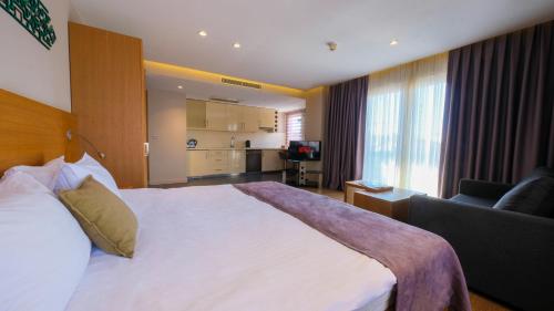 1 king bed, 1 sofa bed
