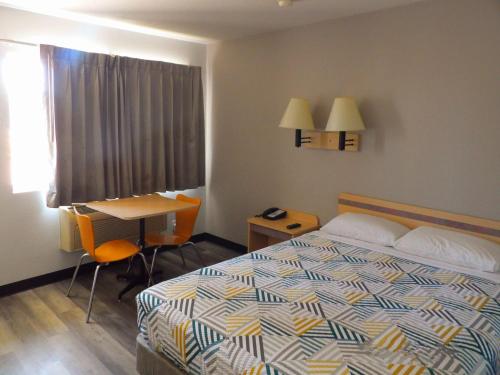 Deluxe Queen Room - Non-Smoking