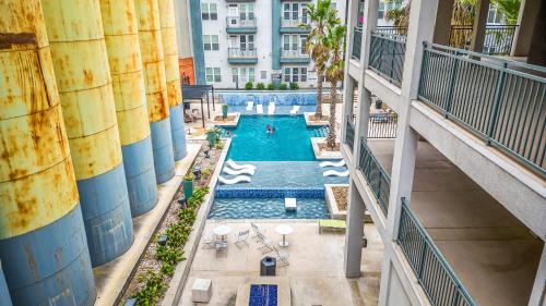 Urban Oasis Luxe Apt City with River Views Pool and Gym in San Antonio, USA