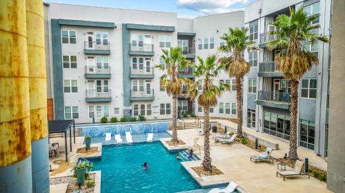 Urban Oasis Luxe Apt City with River Views Pool and Gym in San Antonio, USA