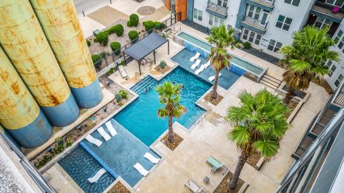 Urban Oasis Luxe Apt City with River Views Pool and Gym in San Antonio, USA