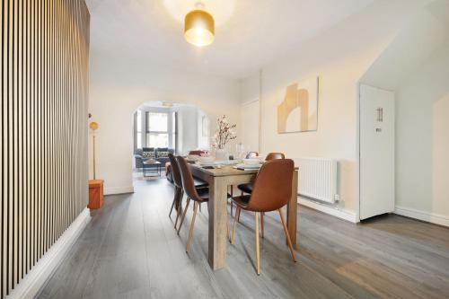 Miranda House - Air Host & Stay - Sleeps 7, Liverpool (photo 9)