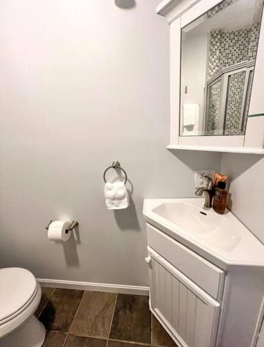 NEW! Dog-friendly downtown Newport apartment in Newport, USA
