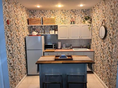 NEW! Dog-friendly downtown Newport apartment in Newport, USA