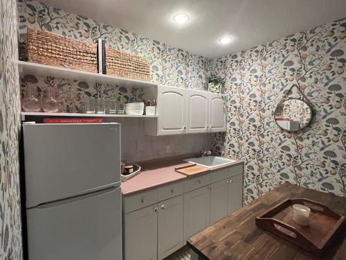 NEW! Dog-friendly downtown Newport apartment in Newport, USA