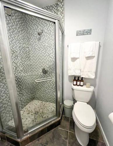 NEW! Dog-friendly downtown Newport apartment in Newport, USA