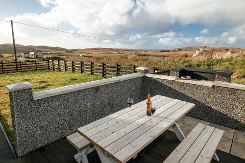 Carloway Self Catering, 5A Upper Carloway, Isle of Lewis, Outer Hebrides - Off grid, outdoor, wood f in Carloway