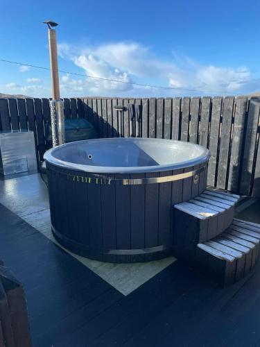 Carloway Self Catering, 5A Upper Carloway, Isle of Lewis, Outer Hebrides - Off grid, outdoor, wood f in Carloway