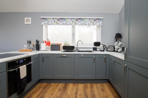 Carloway Self Catering, 5A Upper Carloway, Isle of Lewis, Outer Hebrides - Off grid, outdoor, wood f in Carloway
