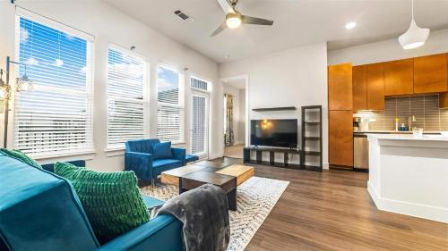 2BR Apt River Walk Luxury River with Pool Views and Gym in San Antonio, USA