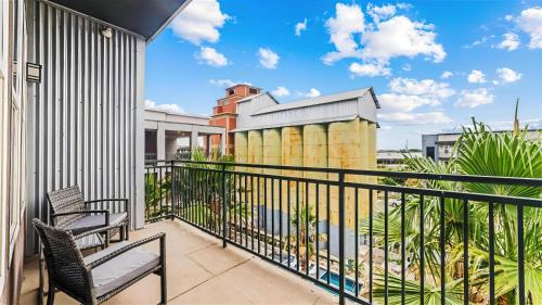 2BR Apt River Walk Luxury River with Pool Views and Gym in San Antonio, USA