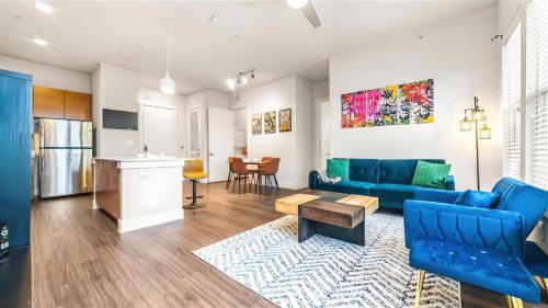 2BR Apt River Walk Luxury River with Pool Views and Gym in San Antonio, USA