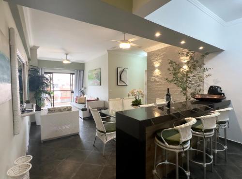 APTO 4 - COND BEIRA MAR, 3 dorm, 2 suítes, Ar-Cond, Wi-Fi, 2 Garagens, Piscina – khách sạn tại Vila Julia