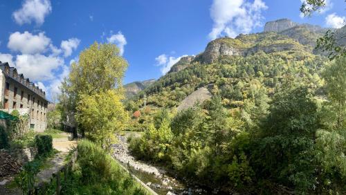 Kilátás, CALMFRANC atico abuhardillado con vistas al rio y la montana Avistamiento de ciervos en Canfranc Pue in Aisa