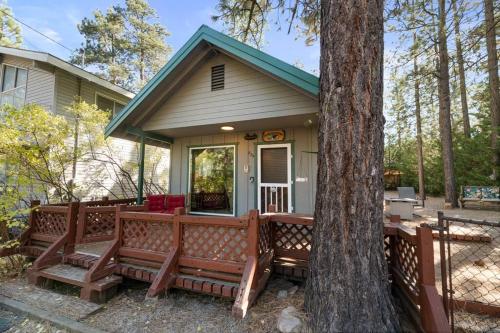 Our Mountain Hideaway Large Yard with Firepit in Big Bear City, USA