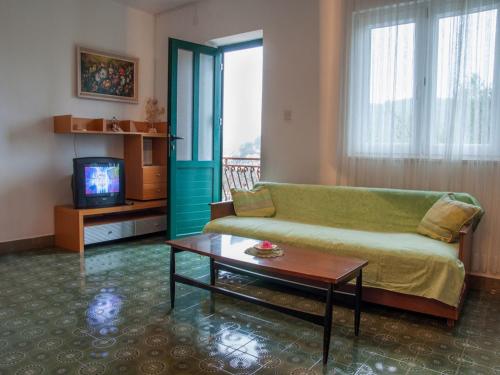 Apartment Hajdi - with large terrace - image 7