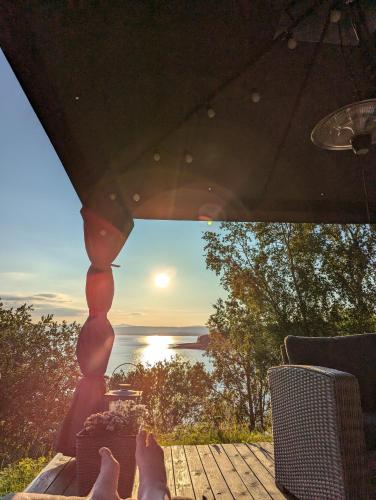 Senja - Charming cottage by the sea with terrace and fantastic view in Фіннснес