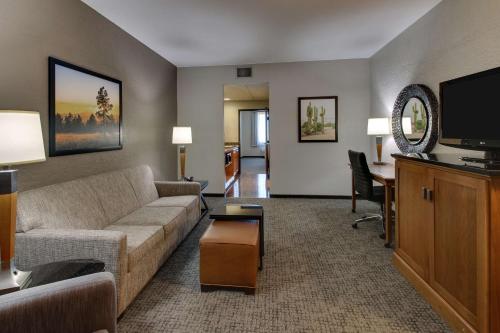 2 queen beds, 1 sofa bed