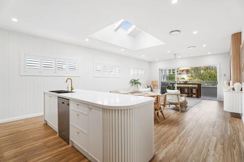кухня, Dog friendly Paradise, 1-2B Bagnall Ave - water views, air con, Wi-Fi in Порт Стивънс